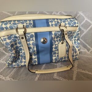 Coach Bag  medium size 🦋💙F15132
